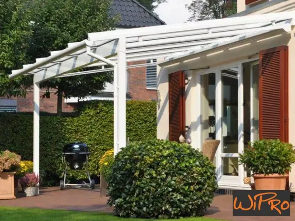 Weiße Terrassenüberdachung am Haus, Garten mit Grill und Sträuchern