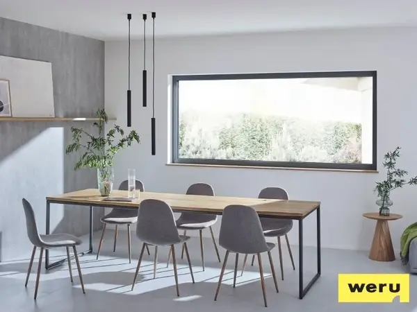 Modernes Esszimmer mit großem Panoramafenster, Holztisch und sechs grauen Stühlen von weru.