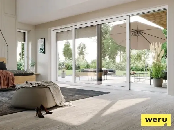 Große Schiebetür im modernen Schlafzimmer mit Blick auf Terrasse und Garten, Tageslicht, weru.
