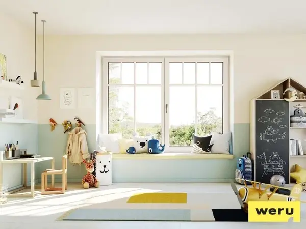 Helles Kinderzimmer mit großem Fenster, Sitzbank, Spielzeug und dekorativen Kissen.