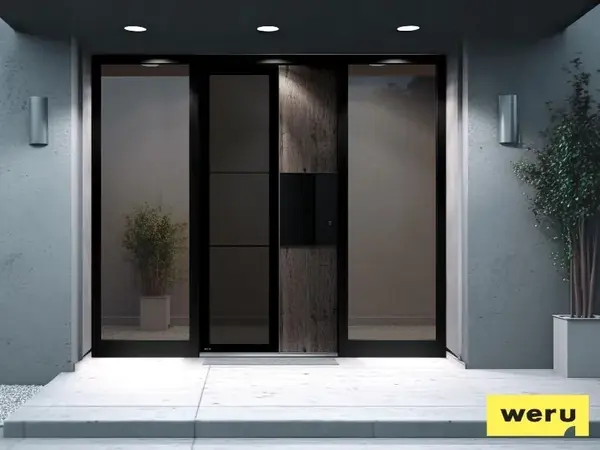 Moderne Haustür mit Seitenteilen aus Glas und Holzoptik, beleuchtetem Eingangsbereich.