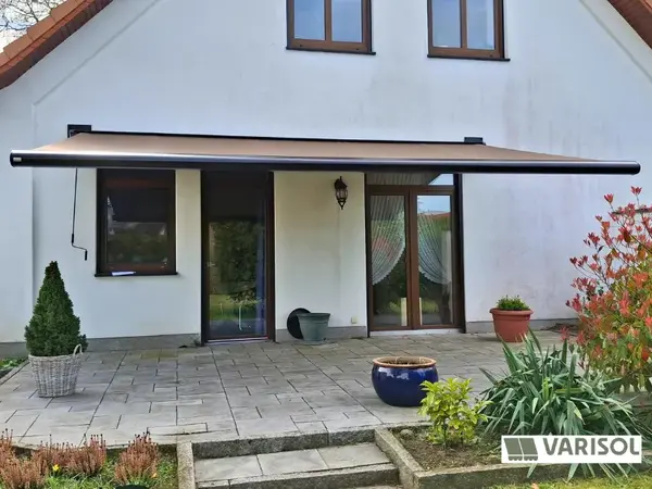 Terrassenmarkise am Einfamilienhaus, Sonnenschutz über Terrasse und Fenster