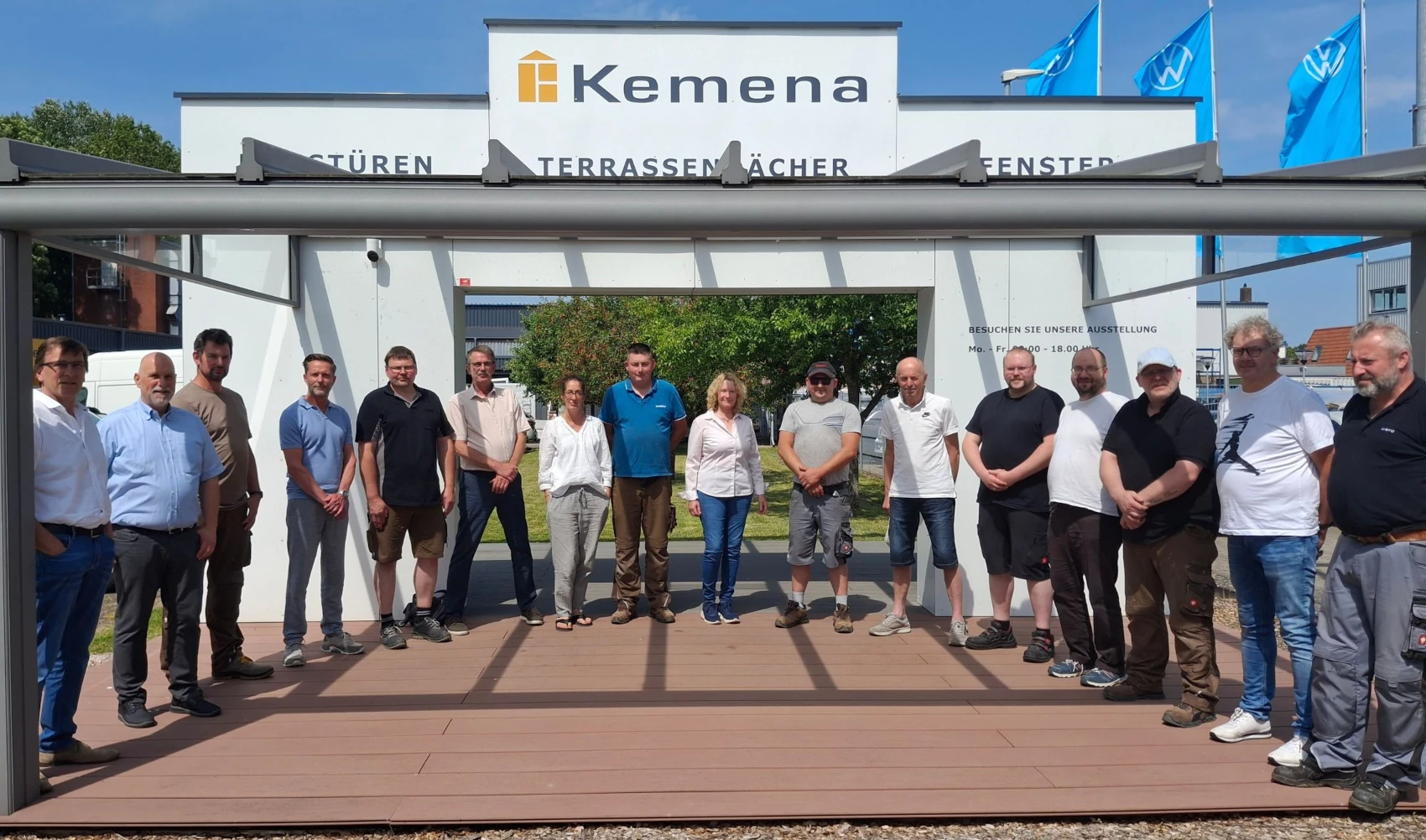 Gruppenfoto vor Kemena Ausstellung: Team unter Terrassendach am Standort